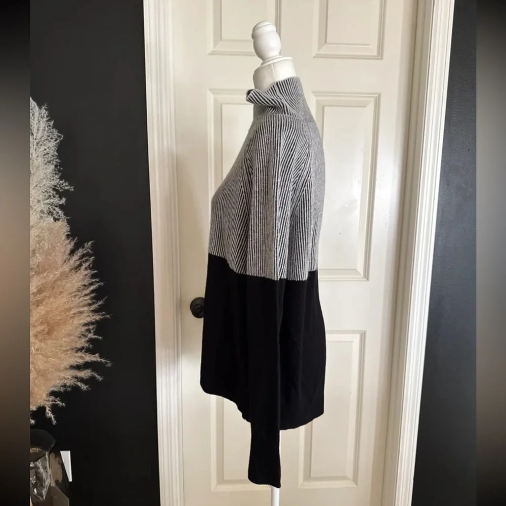 Summersalt Luxe Cashmere Blend Two Tone Sweater in Charcoal size Medium - Picture 7 of 12
